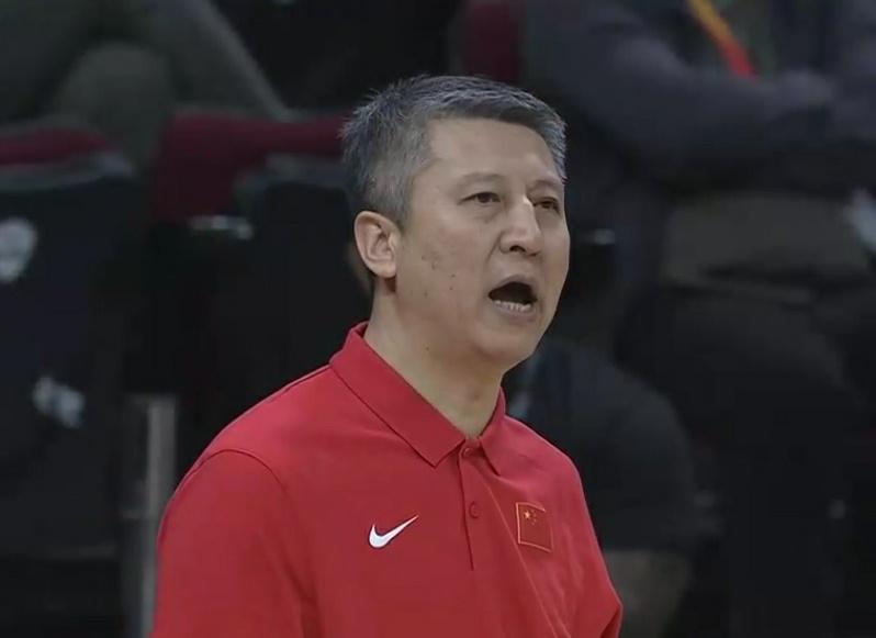 郭指导场边显得焦急万分！貌似对陈盈俊的进攻有点无计可施了，在中国男篮VS中国台北