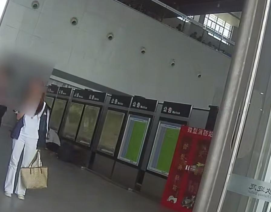 这才是人民的好警察！
近日在河南洛阳，一名19岁的女孩回家奔丧时，因为一时疏忽买