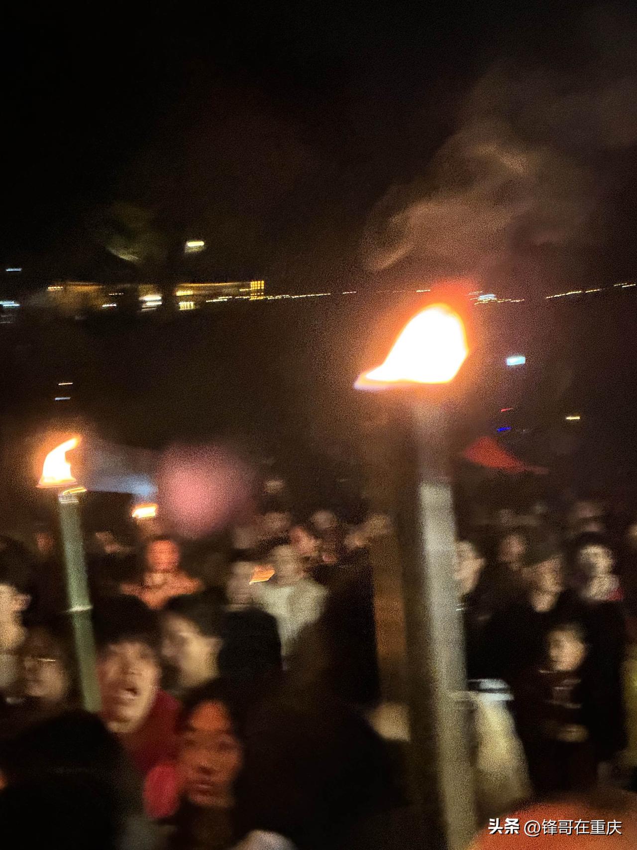 昨晚璧山彻底沦陷，火把节现场装不下了，到处人山人海，停好车，足足花了一个小时也没