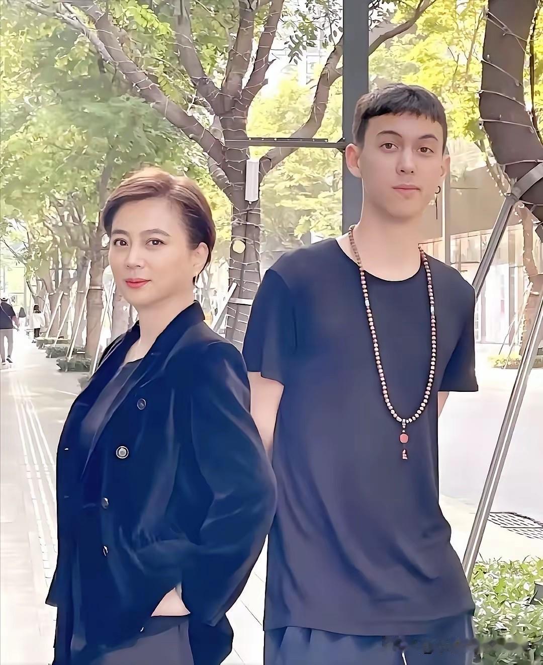 李玲玉的儿子一晃眼都长这么高了，他又高又帅气，将来得是什么样的美女才能配得上他呀