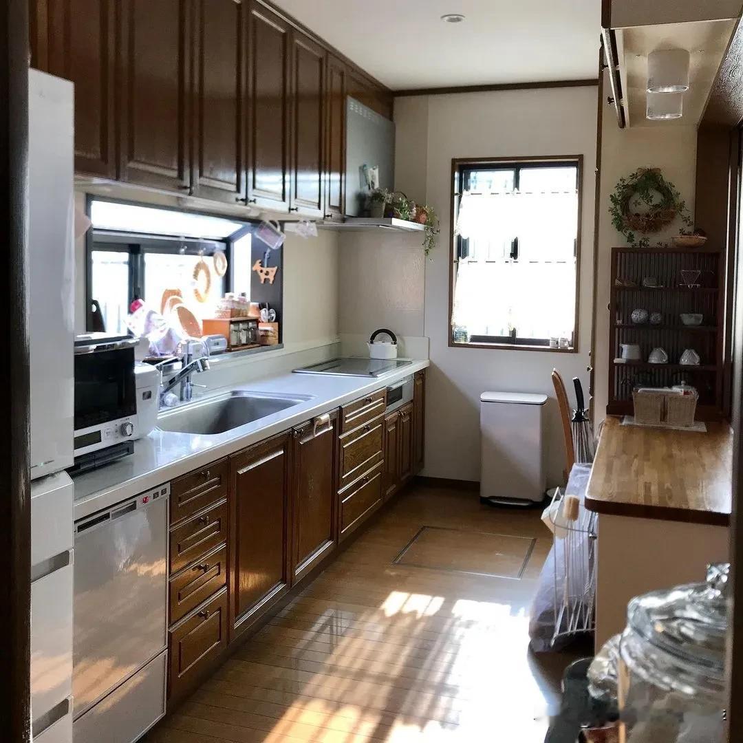 “拥有少量优质物品，和它们长久交往。如果可以从这样的改变中获得愉悦，那么“想要想