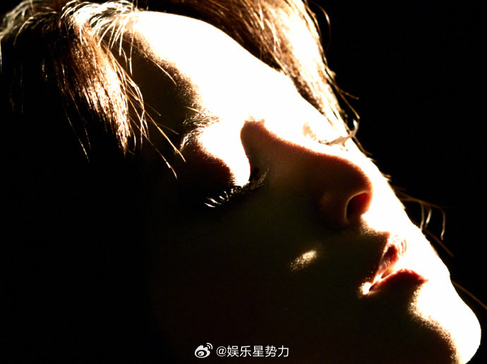 微博之夜第一个出图的是欧阳娜娜 谁能不爱0点就营业的