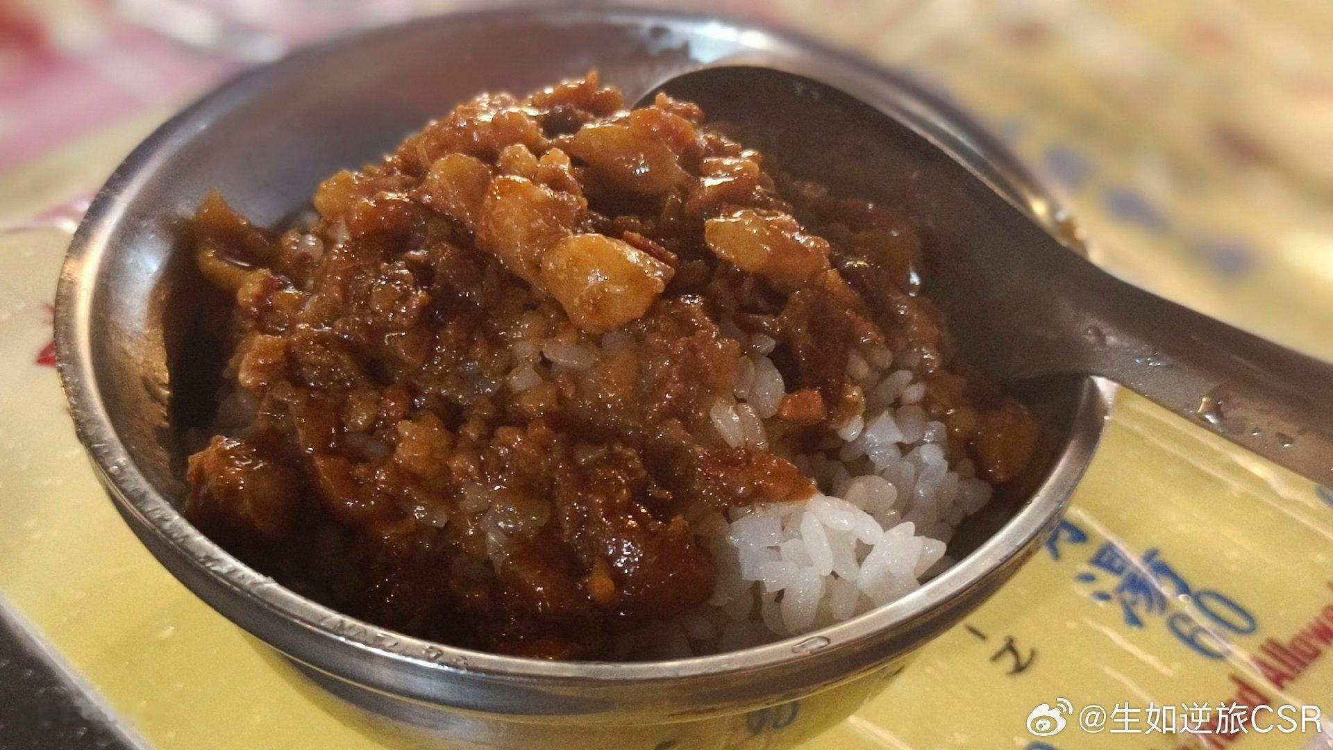 下雨也阻擋不了夜市的誘惑，寧夏夜市的我愛的鮮榨西瓜汁，孩子們最愛的方家滷肉飯，大