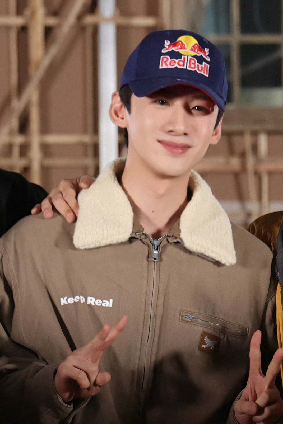肯定是这个剧组对小亭特别好，他都舍不得了，眼中有泪🥺🥺🥺 ​​​