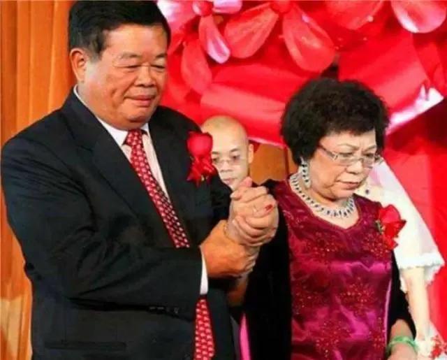 曹德旺的老婆小学文化照样旺夫，李国庆的老婆是高材生却几乎让他净身出户。可见女人旺