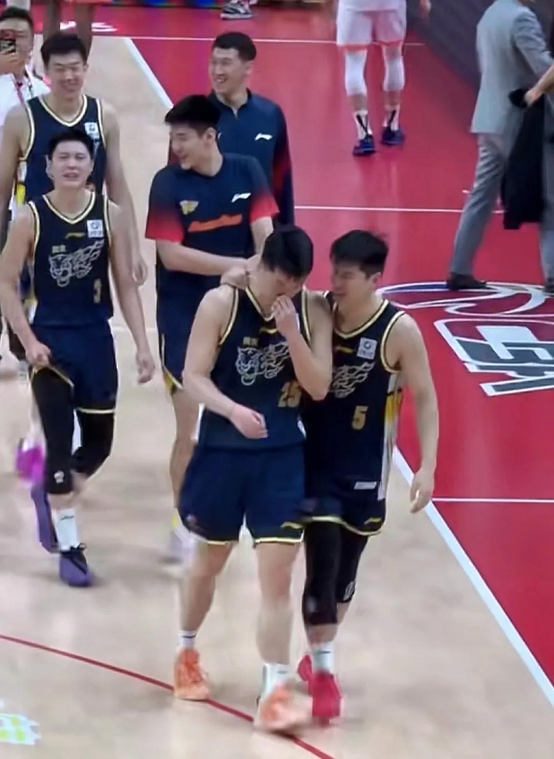 广东队艰难战胜江苏，比赛结束后，球员回到更衣室路上，球迷大喊张皓嘉名字，有的称嘉