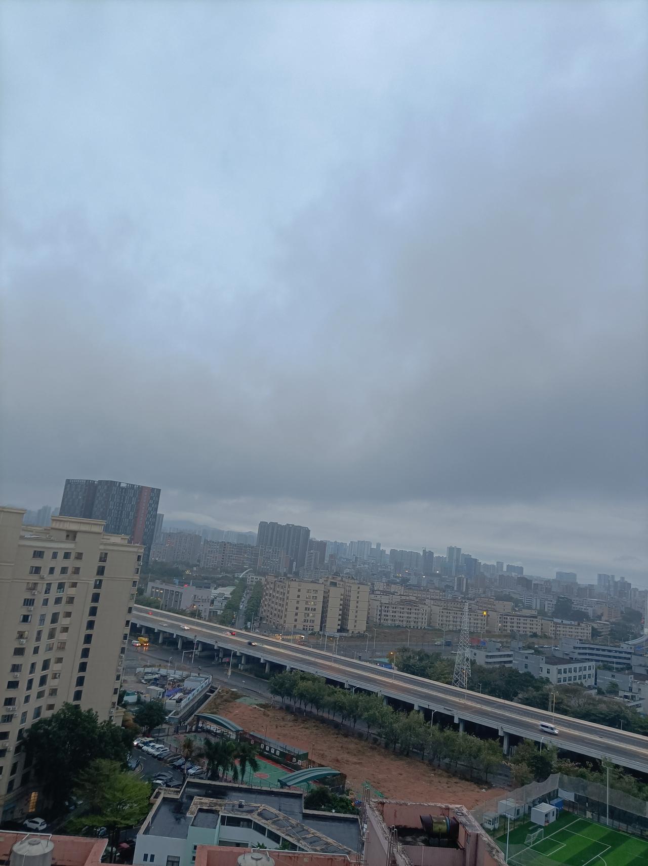 集卡领红包深圳今天终于下了小雨了，深圳好多天不下雨了，每日晴天，小区里的花草也干