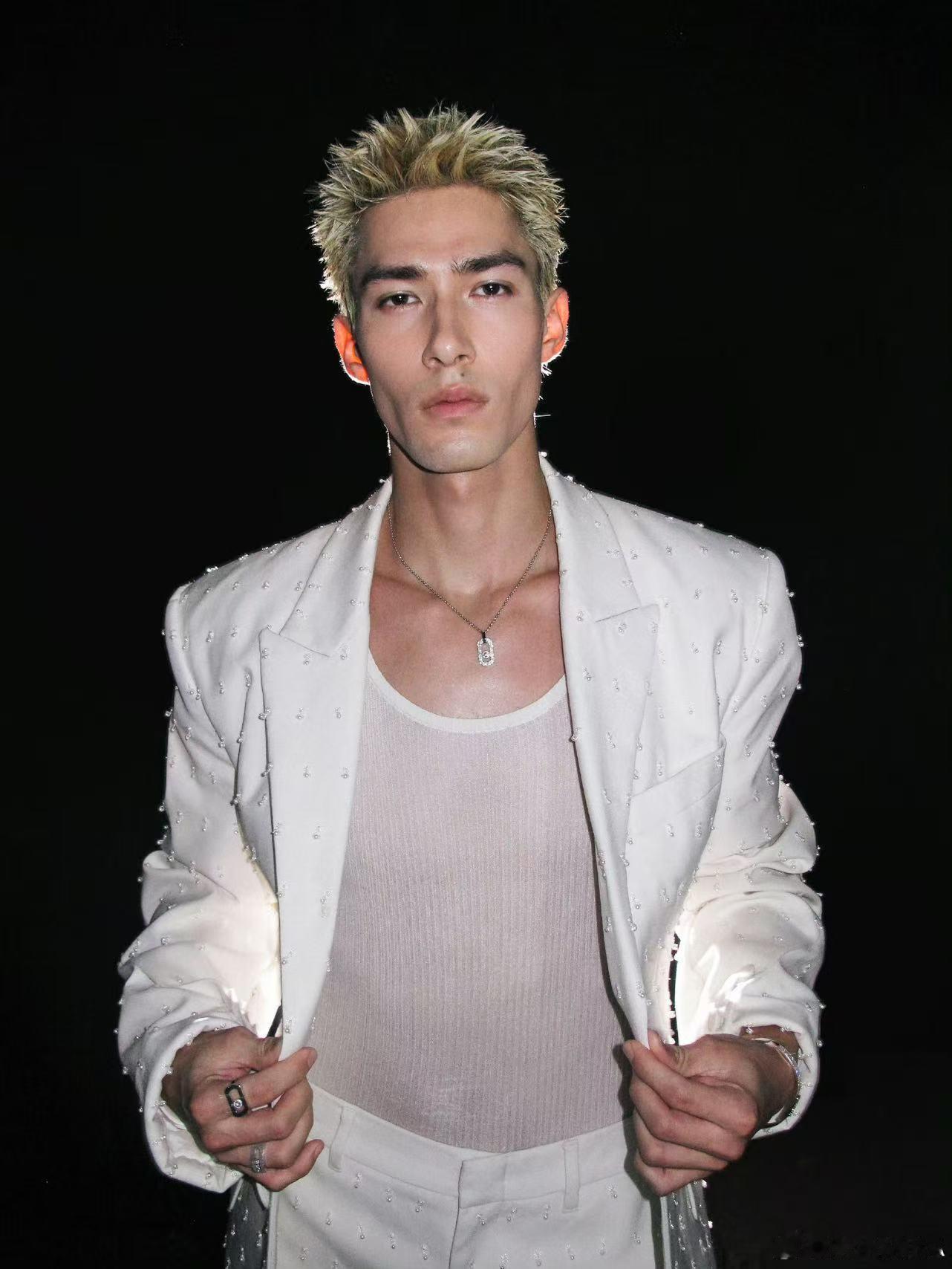 米卡走马太好听了披荆斩棘直播 原本就很喜欢《走马》这首歌，听完米卡的演绎有全新感