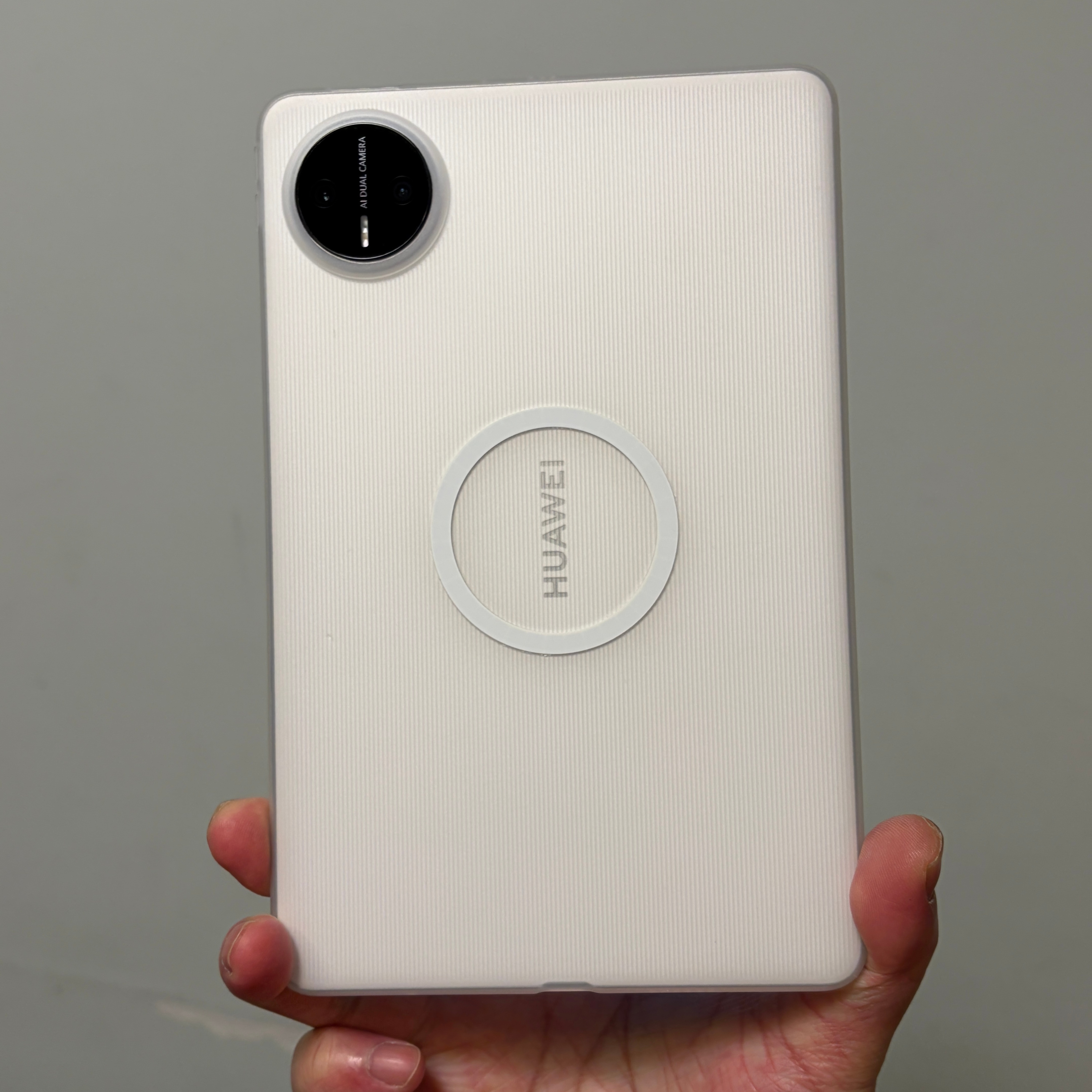 太秀了，MatePad Mini 贴上 AR 膜，戴上磁吸壳后重量只有288克。