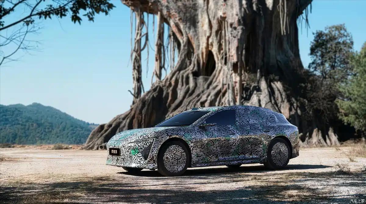 要说实车好不好，先看蝶装表现如何，阿维塔的造型设计依然保留了家族化的设计风格，车