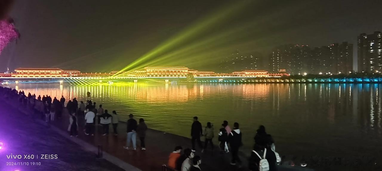 十一点多，看到在仪凤北街南口附
近，围了些人，看拍电影。