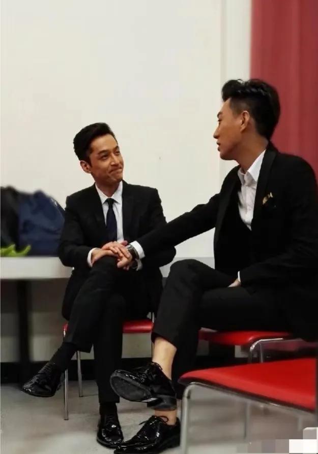 靳东为什么穿皮鞋不穿袜子啊？[what]
脚底板黏糊糊的粘在鞋底多难受啊。。
不