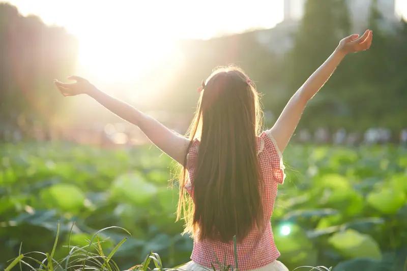 生活难免有磕绊，但每日给自己来点正能量，就像给生活加点糖。别管前路多崎岖，努力向