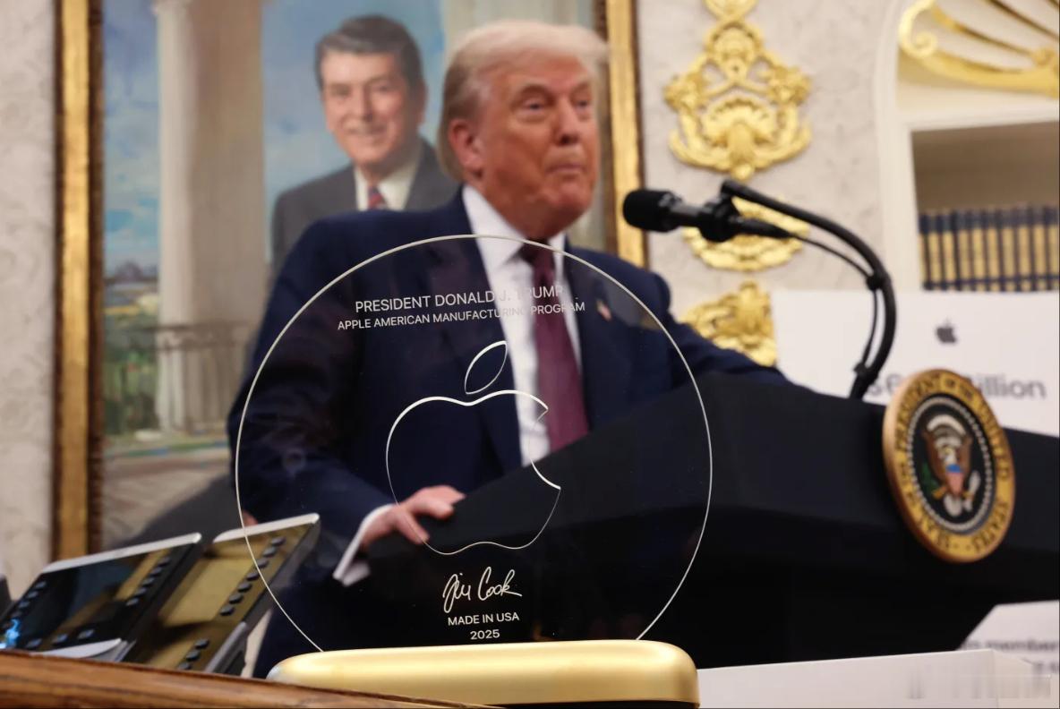 突然想起去年8月库克给川普送了一个24K黄金底座的康宁玻璃后来金价大涨现在这个奖