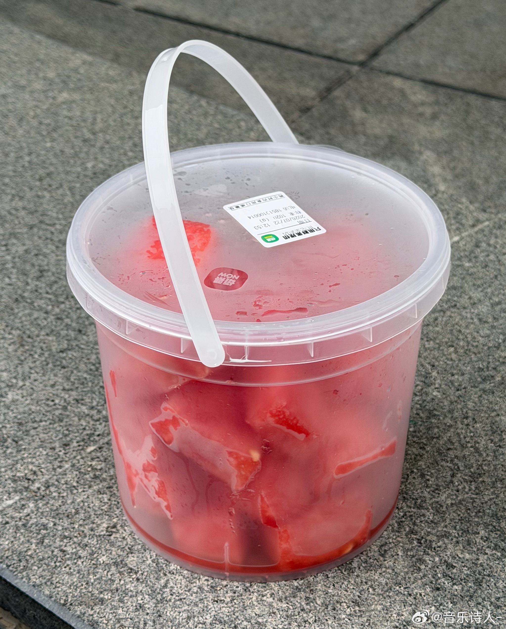 怎么这么大一桶 