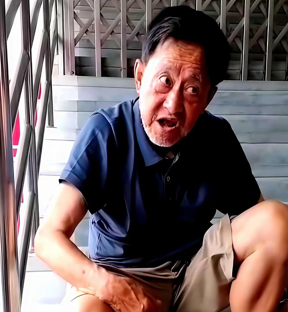 这位建工叔虽说早年从新疆回来后一直做临时工度日，如今八十多岁高龄，每月领着五千四