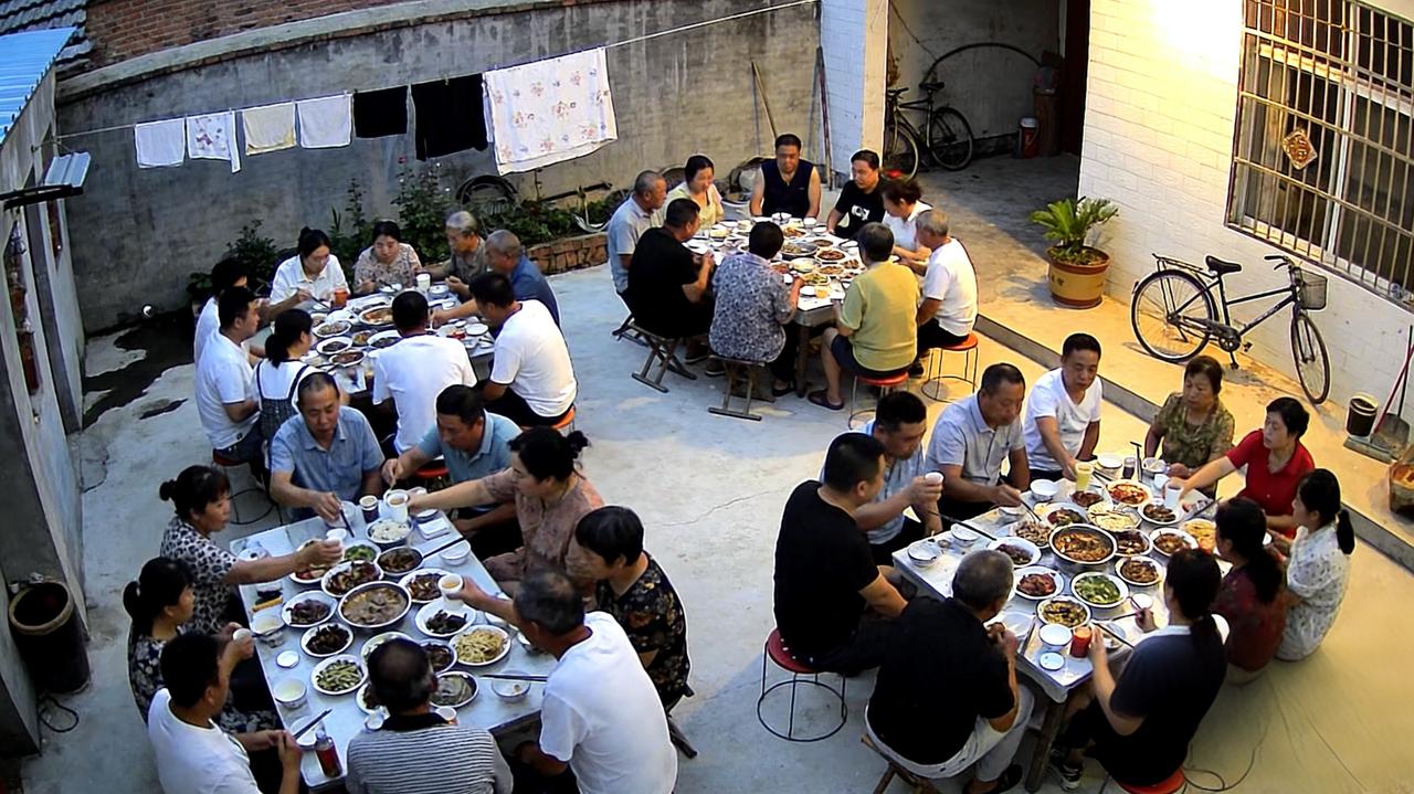 30余人欢聚不过2小时，男子看监控落泪：热闹过后，才懂家的重量

河南开封的王先