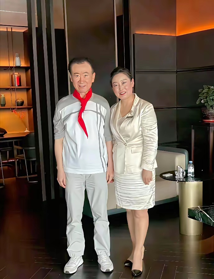 王健林被债务压的都脱相了，但他还是扛住了，算是一条汉子！ ​​​