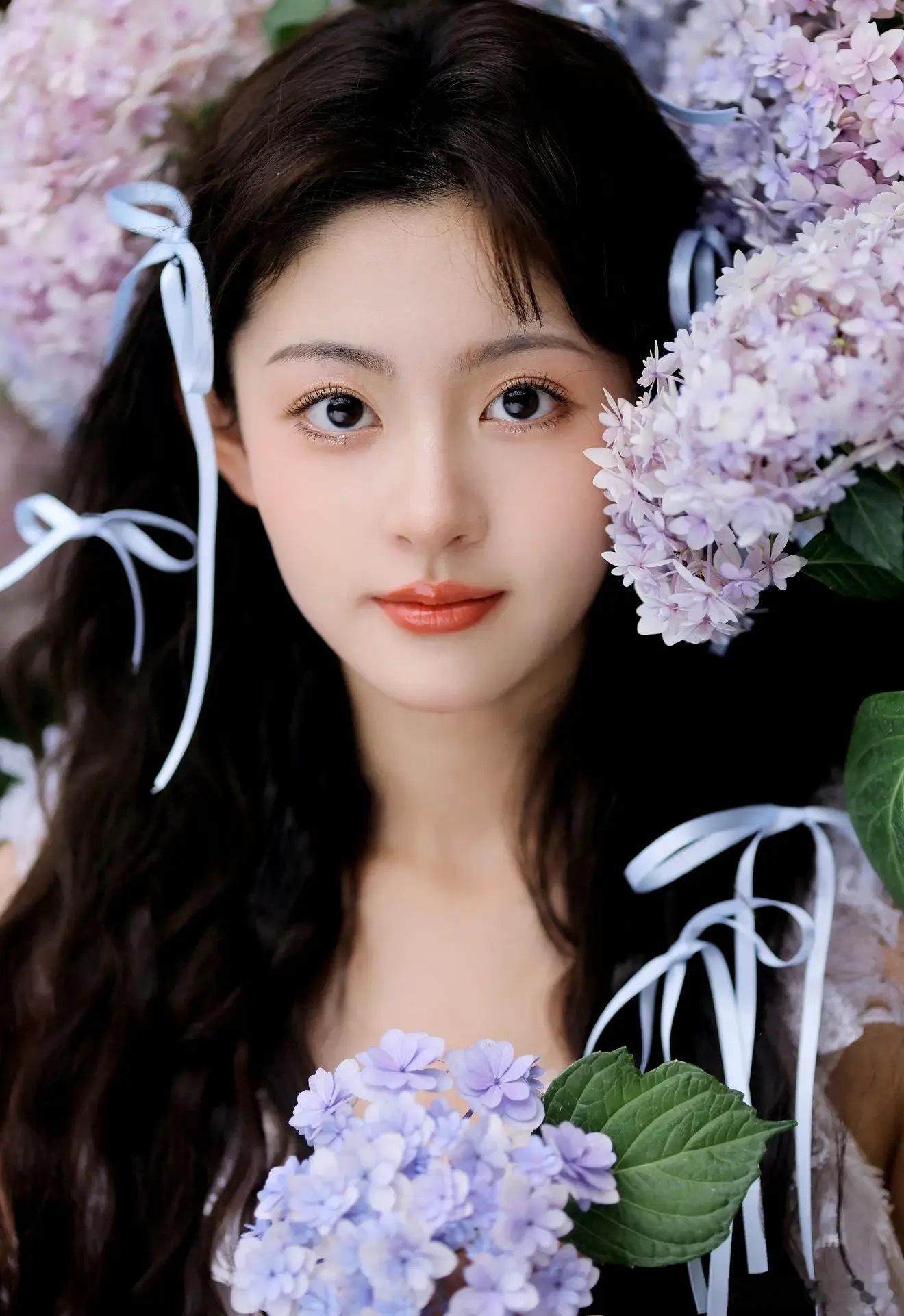 五月的静气·默斋主人原创散文不知何时，窗外的天光已然换了性子。褪去春日惺忪潮润的