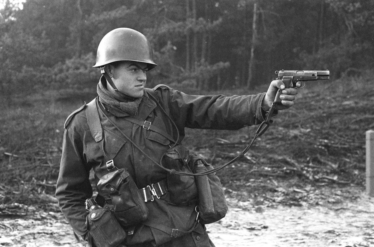 荷兰士兵用他的勃朗宁高威力 9x19 毫米半自动手枪瞄准。