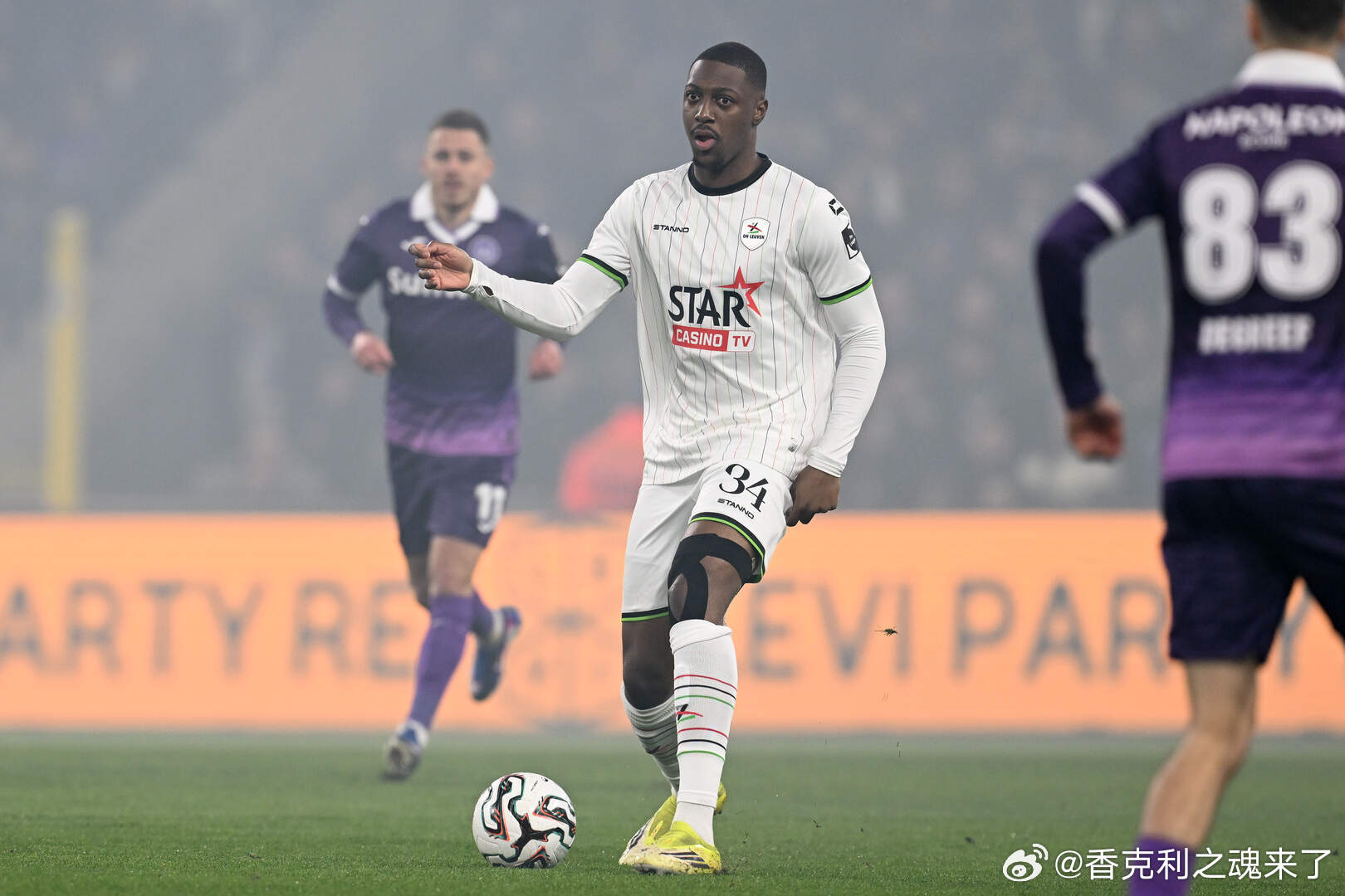 比利时媒体透露利物浦希望今年夏天签下奥哈瓦里后卫尼亚科西。这位22岁的球员“非常