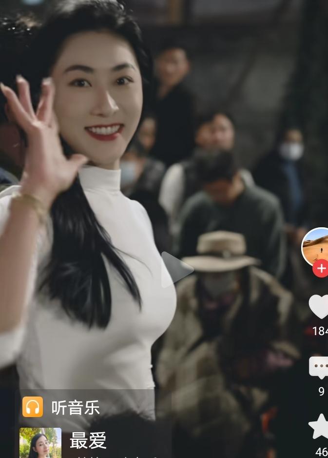 康卓肤白貌美，高鼻梁，大眼睛 瓜子脸，头发黝黑加上洁白的肌肤更是相得益彰，长相格