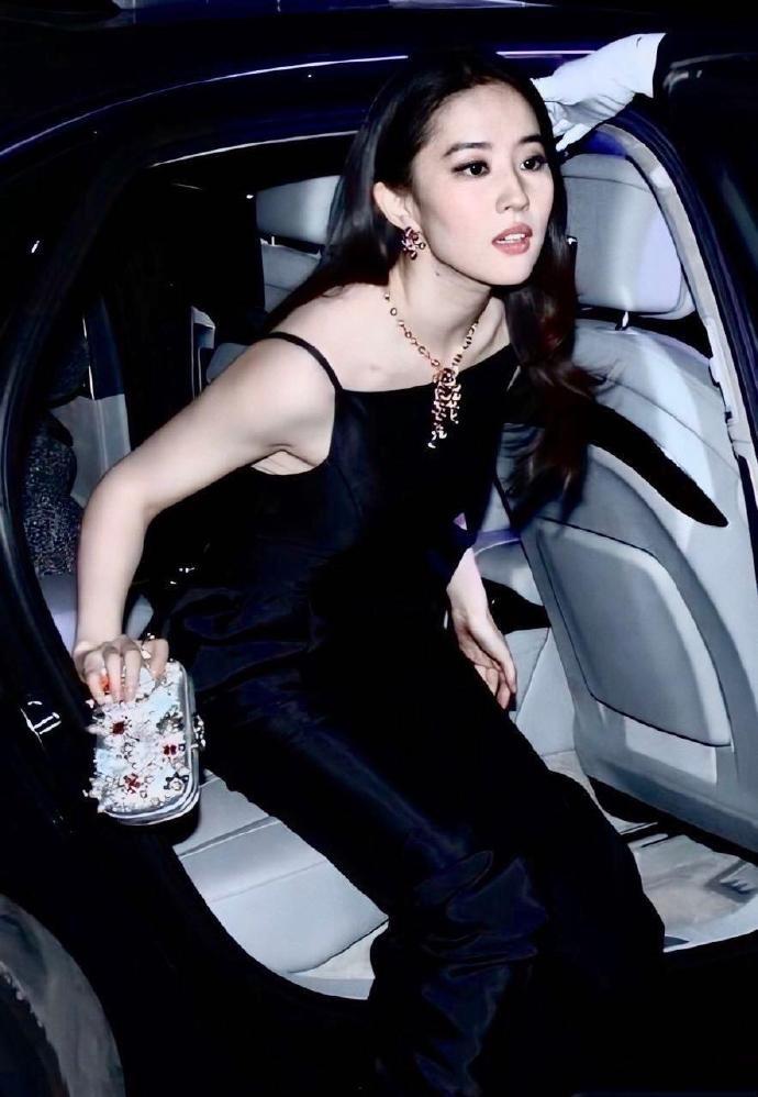 刘亦菲真的很美吗
刘亦菲的美从来不需要质疑！！