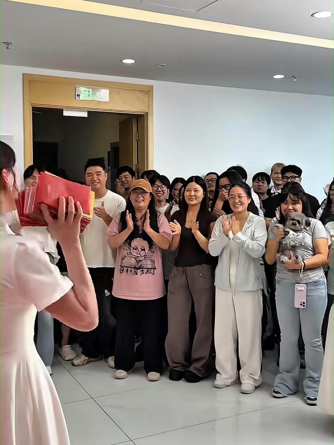 双节将至，在外奔波漂泊两个多月的张白鸽终于赶回家。

一回来，她就拿着厚厚一沓红