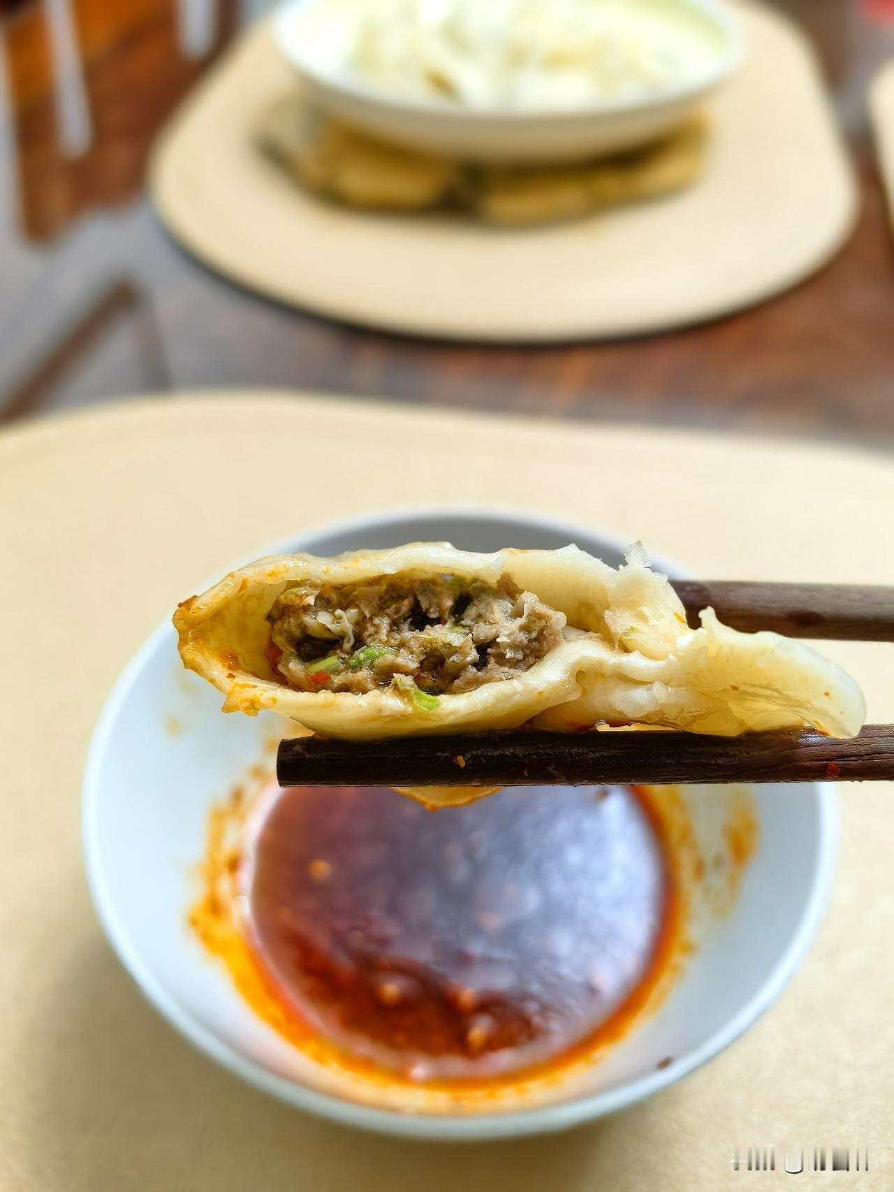 吃货有理，晒吃无罪。话说今天晒吃的是自制槐花牛肉馅饺子。
 
人间烟火，最抚人心