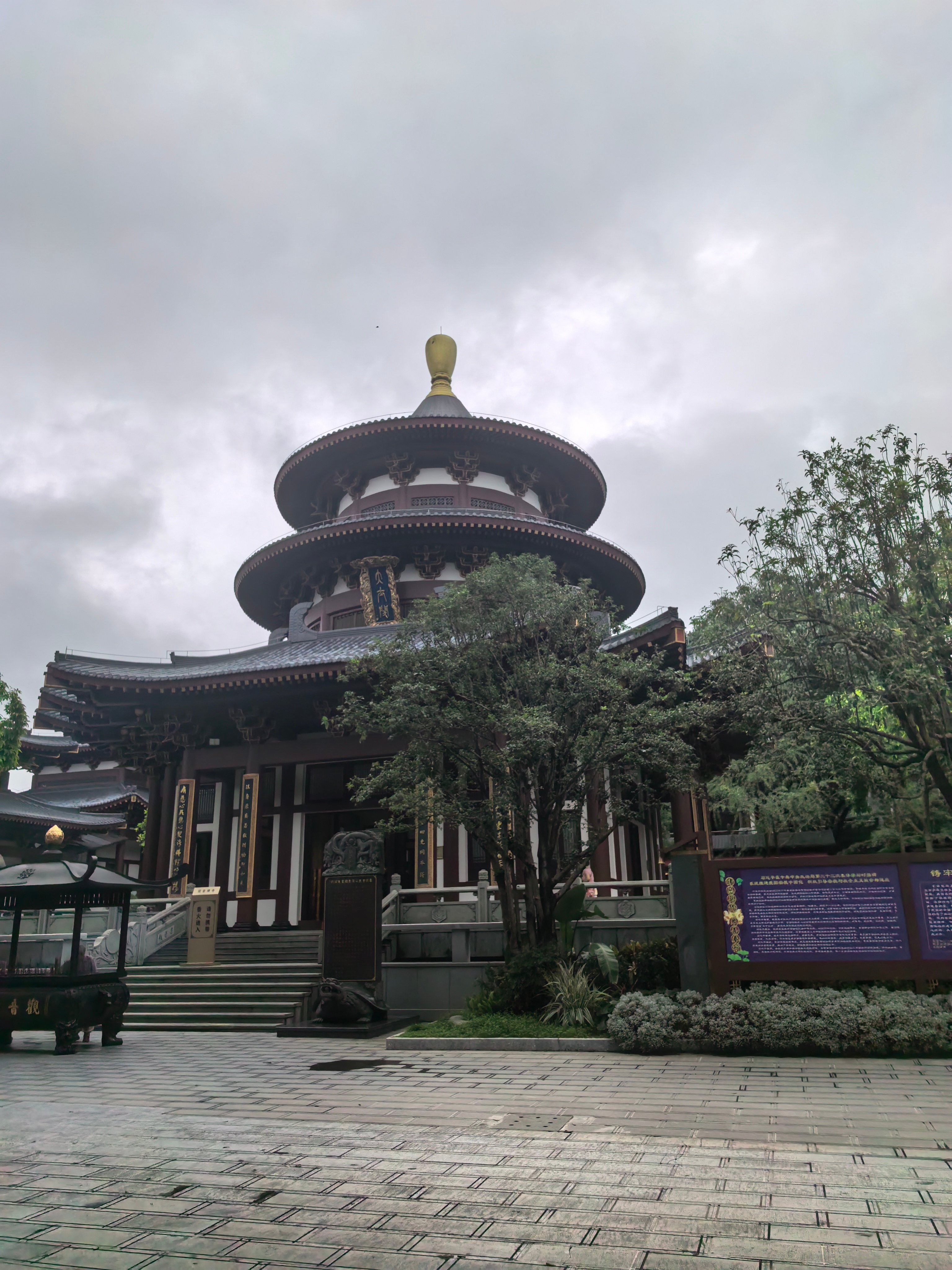 台风过后打卡青秀山公园，空气里全是泥土和绿叶的味道。阴天爬山，凉风穿林，山顶吃碗