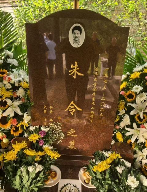 铊中毒案当事人朱令骨灰已安葬《朱令的四十五年》作者李佳佳发文称，“铊中毒”案当事