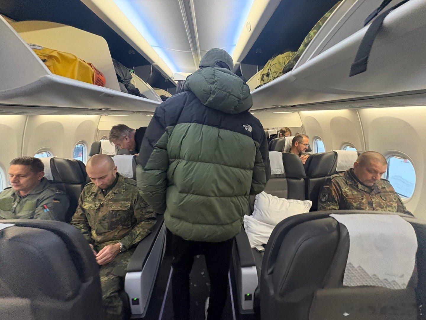 在格陵兰采访结束，准备回美的记者，发现十多名德国军人正在离开格陵兰 