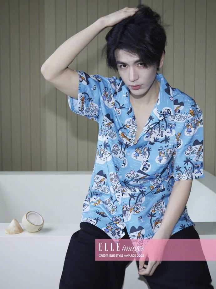 张凌赫ELLE卡通睡衣造型ELLE盛典张凌赫造型  张凌赫ELLE卡通睡衣造型，