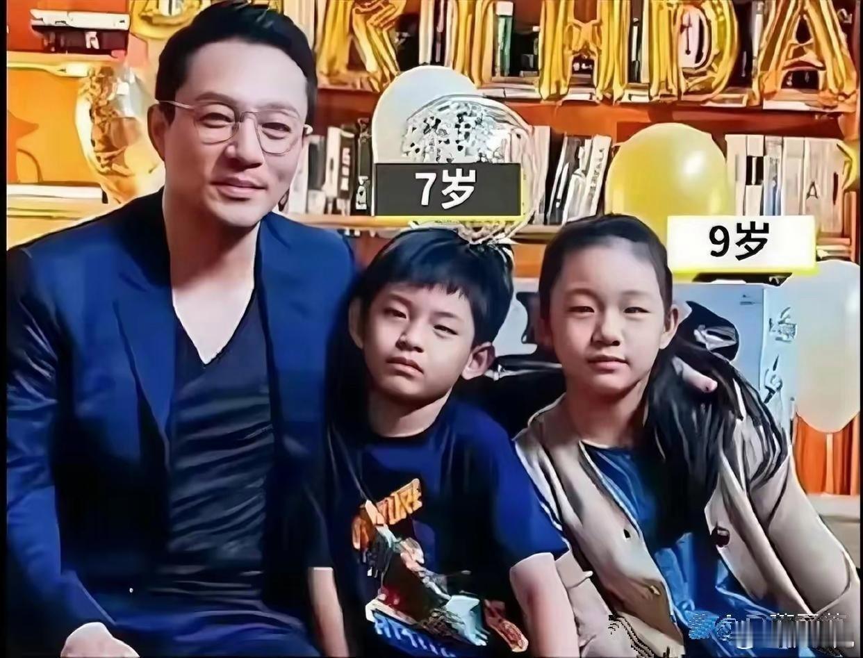 汪小菲与儿女在一起时，孩子们一脸愁容[困]可能是太长时间不在一起 已经有了生疏感