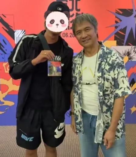 还记得这位老港片演员吗？年轻时很帅，如今已成满头白发的大叔了
他的名字叫董玮，跟