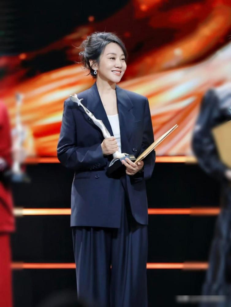 宋佳拿最佳女主，我接受。

可认可获奖的人，跟惦记没拿奖的人，并不冲突。闫妮演黄