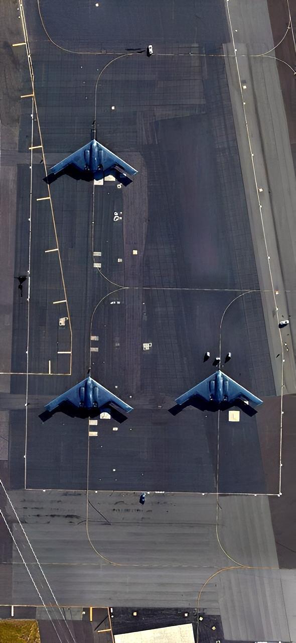 若4架B - 2轰炸机深夜来袭，最先暴露的或许是护航加油机，这说法反直觉却合理。