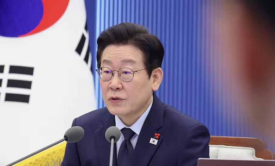 李在明回国后，立即展现铁腕手段。他将反对党的“毒舌议员”金美娜移交检方，理由是后