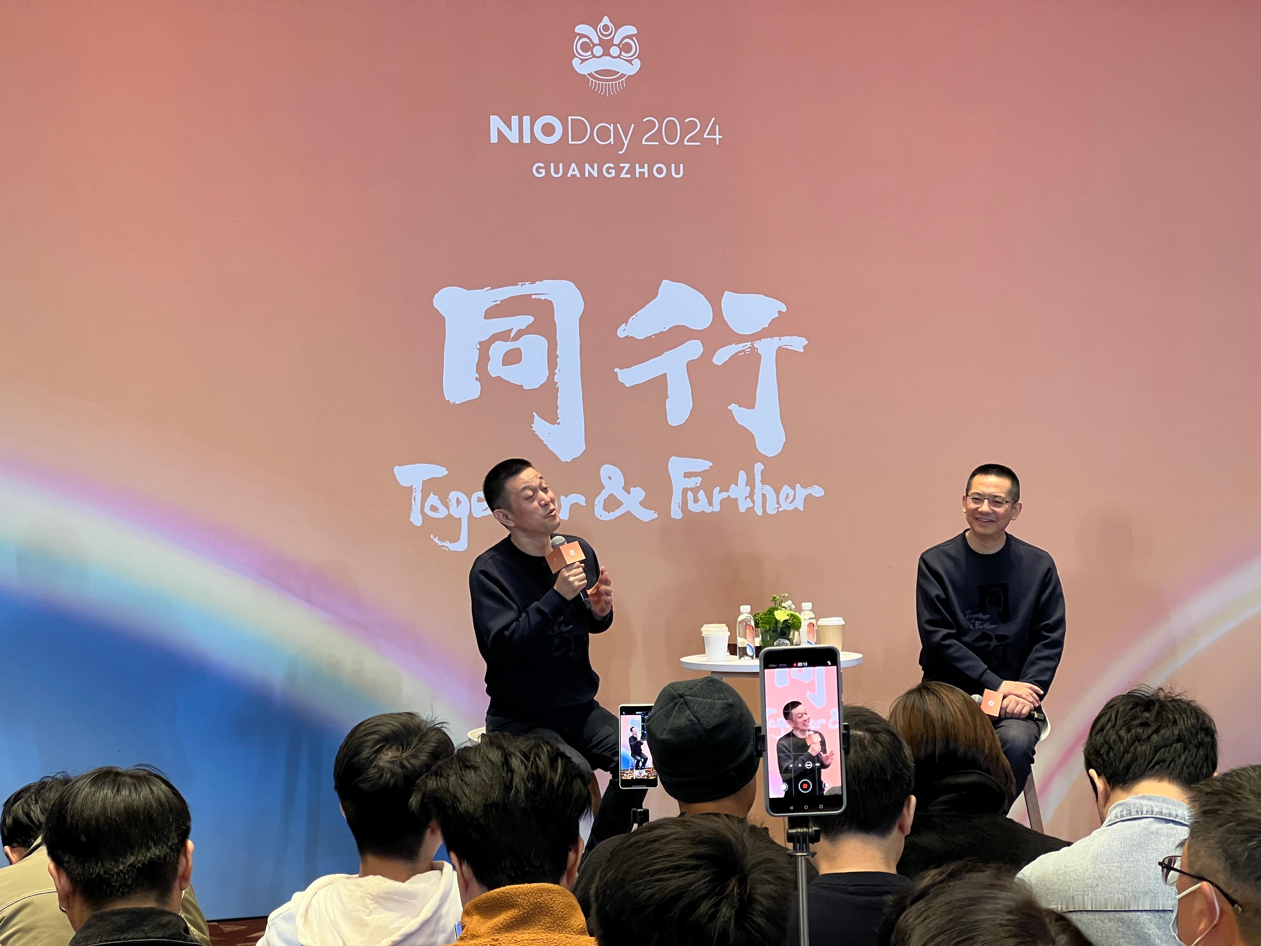 李斌一上台就调侃萤火虫负责人，你昨晚一定没睡好吧？  