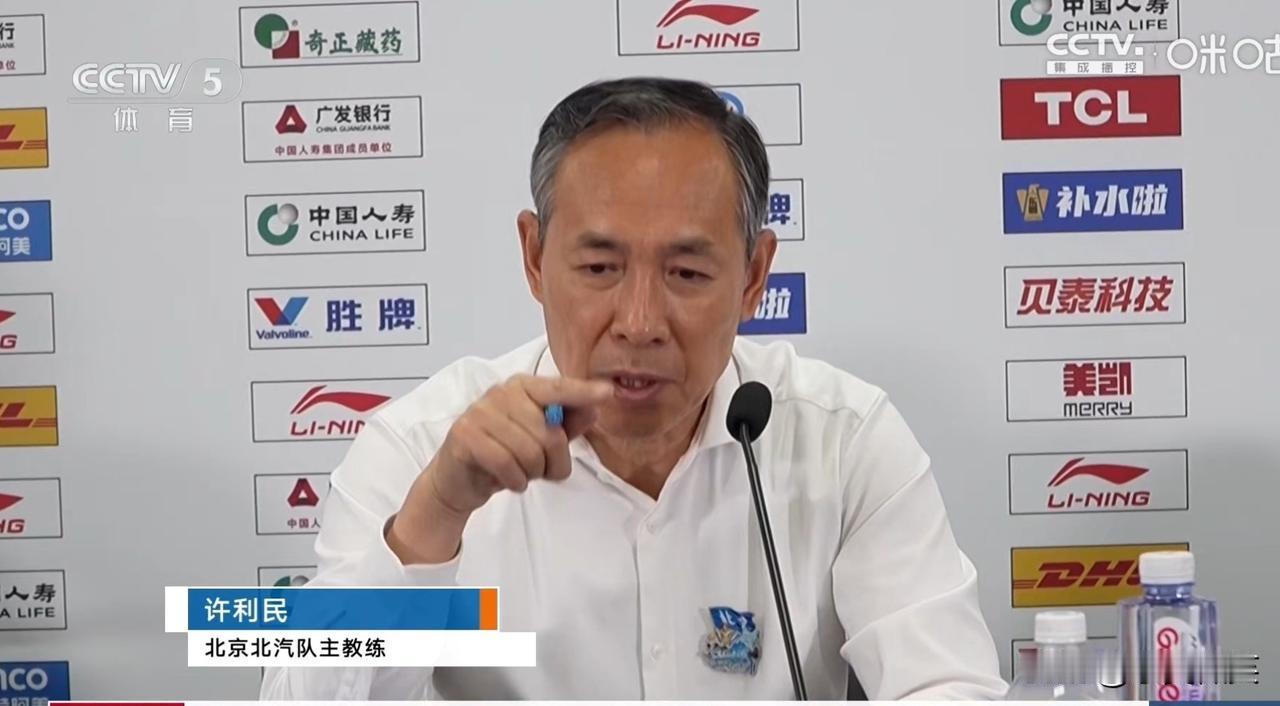 主场不敌上海队，北京队主教练许利民在赛后的新闻发布会上说，
遇到困难如何去面对去