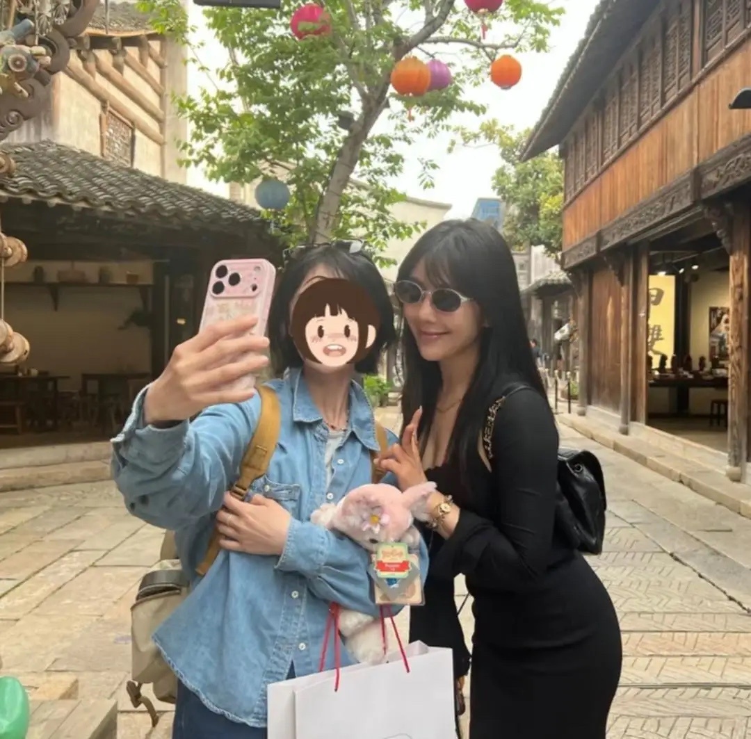 39岁宅男女神赵奕欢在浙江古镇旅游被偶遇，她穿着一条黑色修身连衣裙，打扮时尚贵气