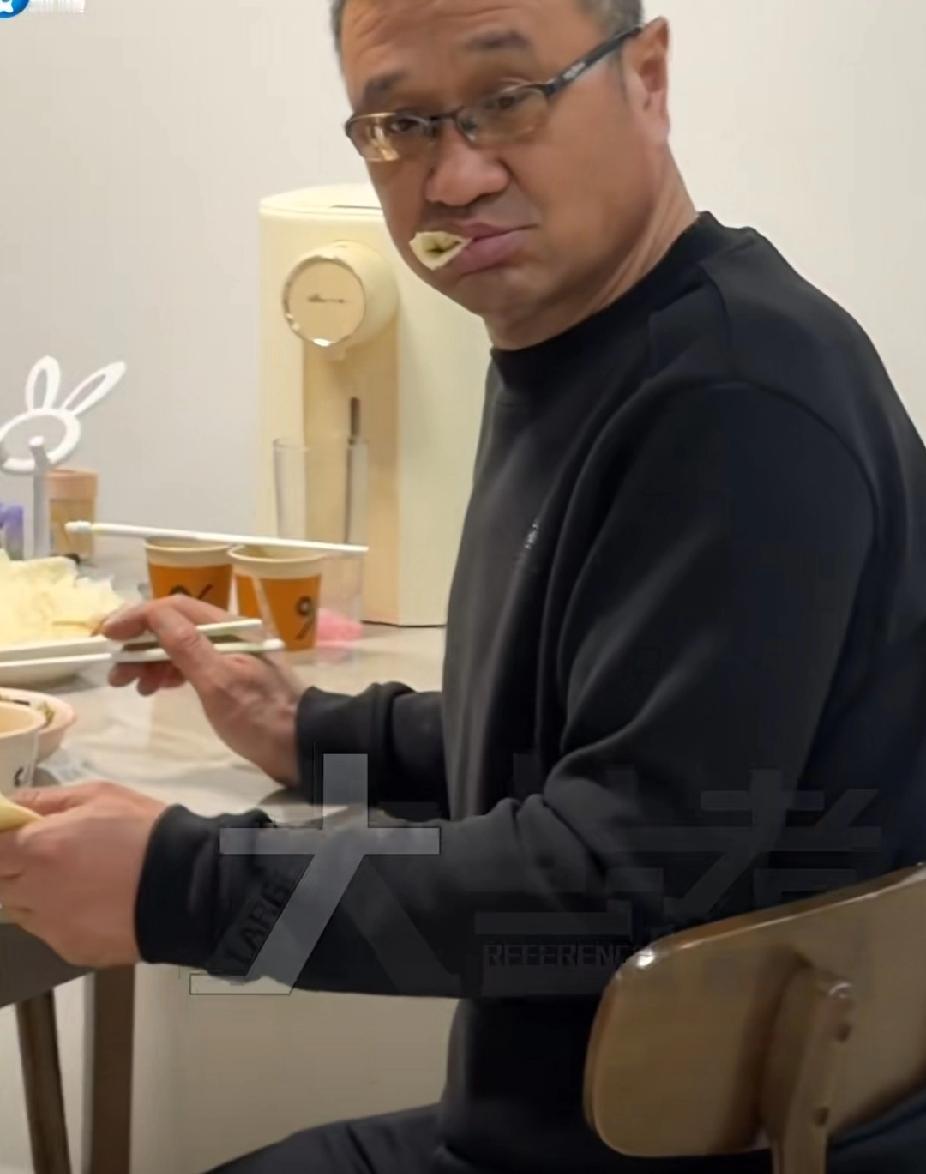 女儿不懒床六点起来吃早饭，爸爸直夸女儿勤劳能干，女儿告知爸爸一整晚没睡！弄得爸爸