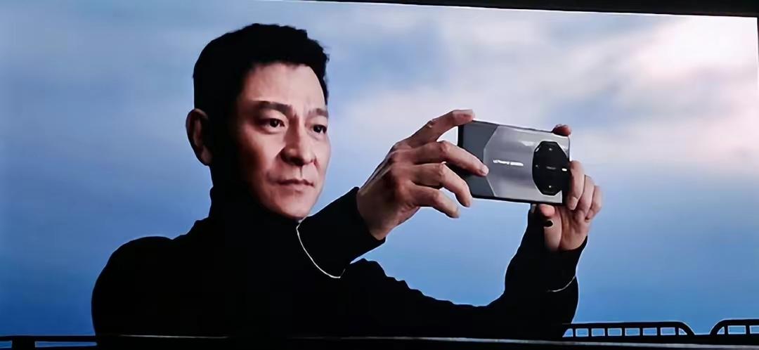 今天华为再次展示了对非凡的追求，不仅带来了全新超高端品牌“ULTIMATE DE