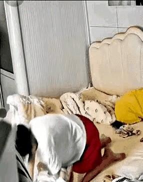 家里的监控下的一幕。
小姐姐刚被弟弟尿了一身，一转眼的功夫，弟弟就从床上摔了下去