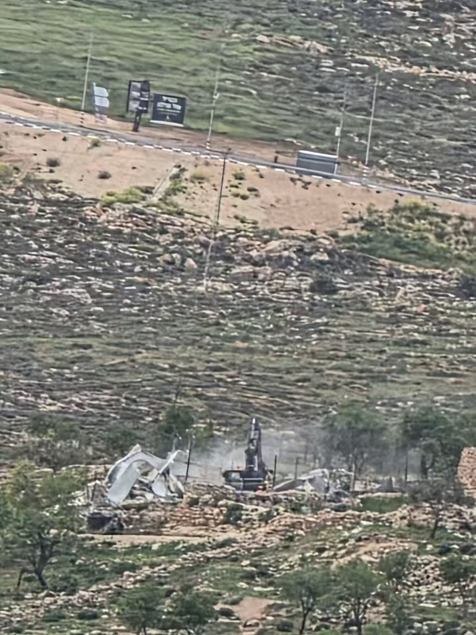 以色列占领当局正在强制拆除约旦河西岸纳布卢斯东南部的杜马村郊外的一栋巴勒斯坦人拥