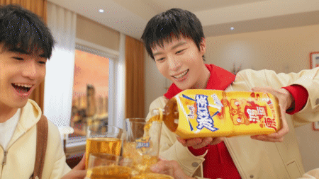 过年追综艺喝什么？范丞丞同款康师傅冰红茶，解腻可口年尾足，2026加康加年味喜剧