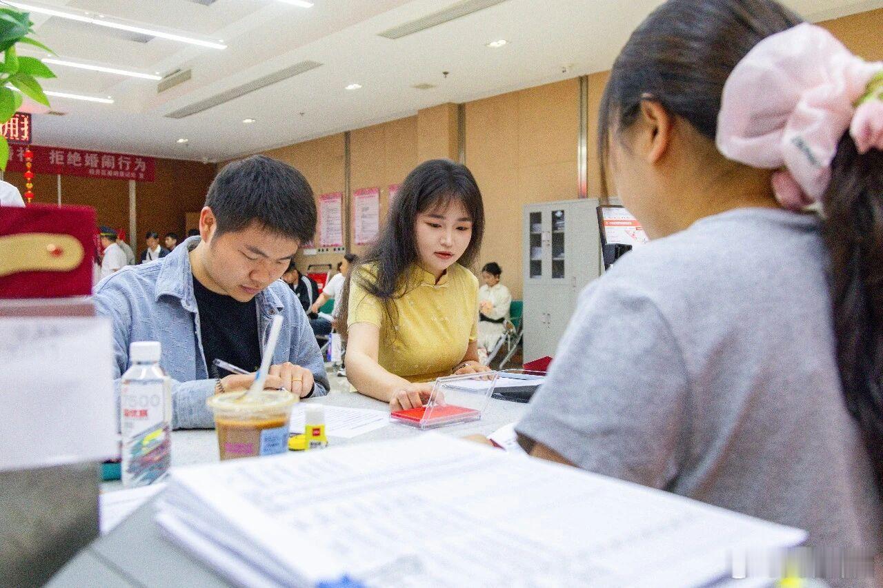 【甜！河南1.8万对新人520登记结婚】据河南省民政厅消息，截至2026年5月2
