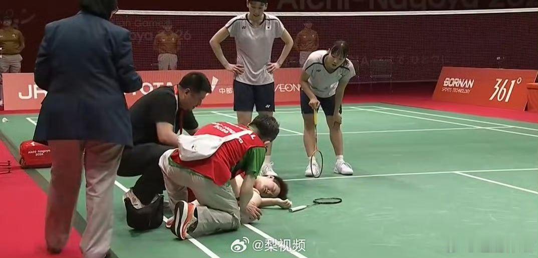 【刘圣书完赛后久久躺倒在地】亚运会羽毛球9月29日，名古屋亚运会羽毛球女双决赛，