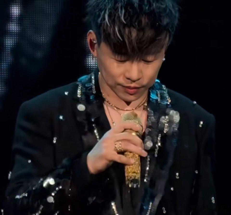 胡彦斌偷工减料版企鹅舞谁懂胡彦斌演唱会的惊喜！西安场解锁企鹅舞紧跟时事，5G网速