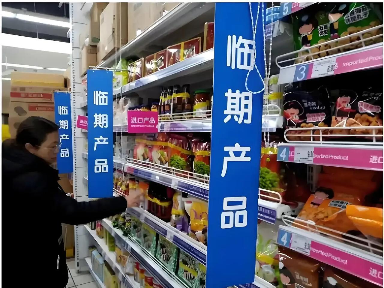 逛超市时，我被货架角落的小柜台吸引：三折的乐视薯片、买一送一的蒙牛纯甄、10块钱